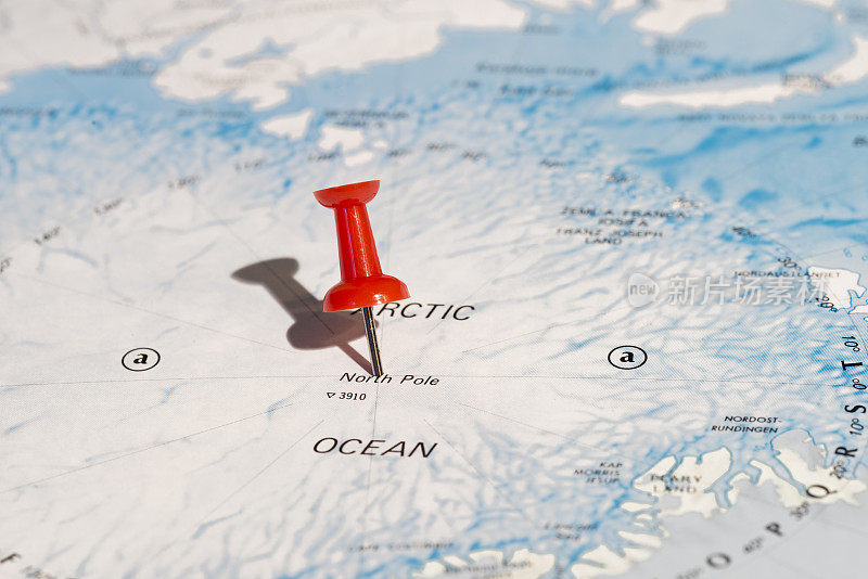 地图上用红色图钉标出的北极中心
