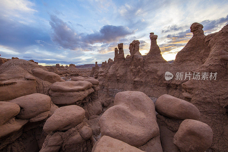 岩石形成对多云的天空