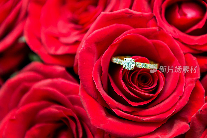 钻石戒指和玫瑰花束