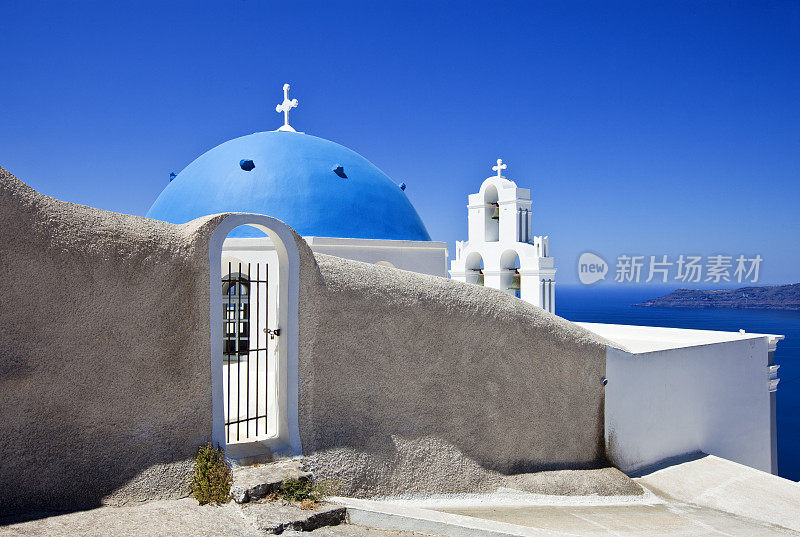 圣托里尼岛上著名的有着蓝色圆顶的东正教教堂