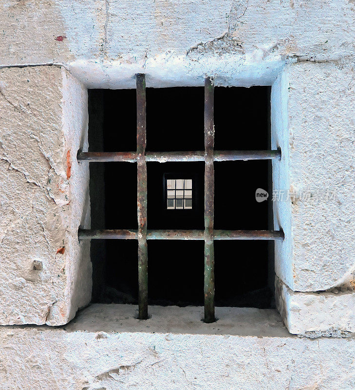 一个古老的牢房的窗户