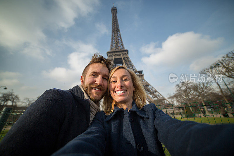 一对幸福的情侣在巴黎埃菲尔铁塔自拍