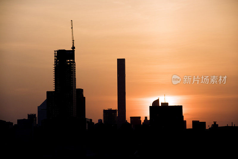 日落时分，河边的城市建筑剪影