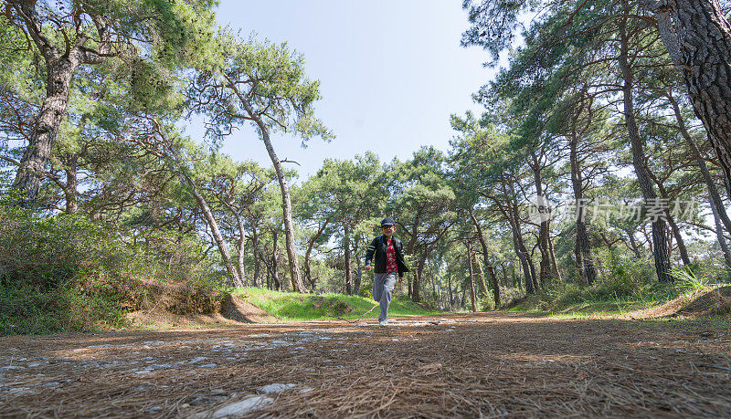 春天，小男孩在森林里奔跑