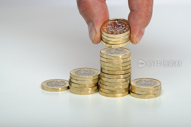 手工堆砌一堆英镑硬币