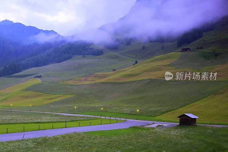 壮丽的齐勒塔尔黎明，薄雾蒂罗尔雪山全景和田园诗般的蒂罗尔山谷草地，奥地利