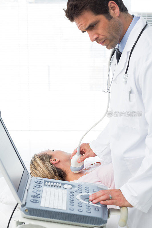 医生用超声波检查女性患者