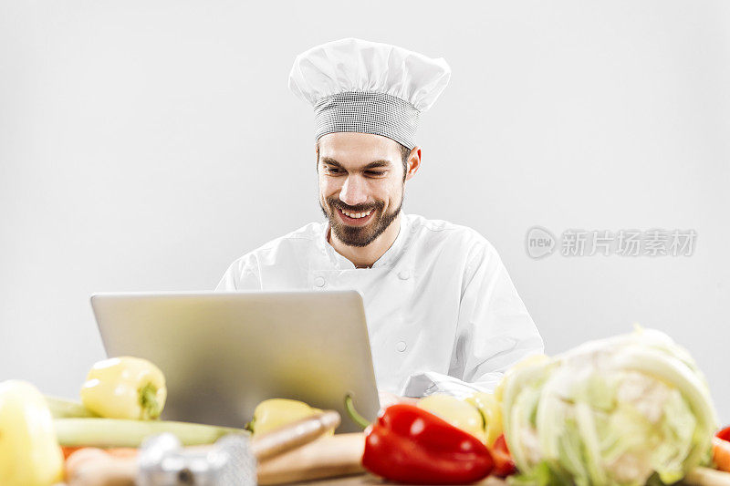 厨房厨师在网上寻找食谱
