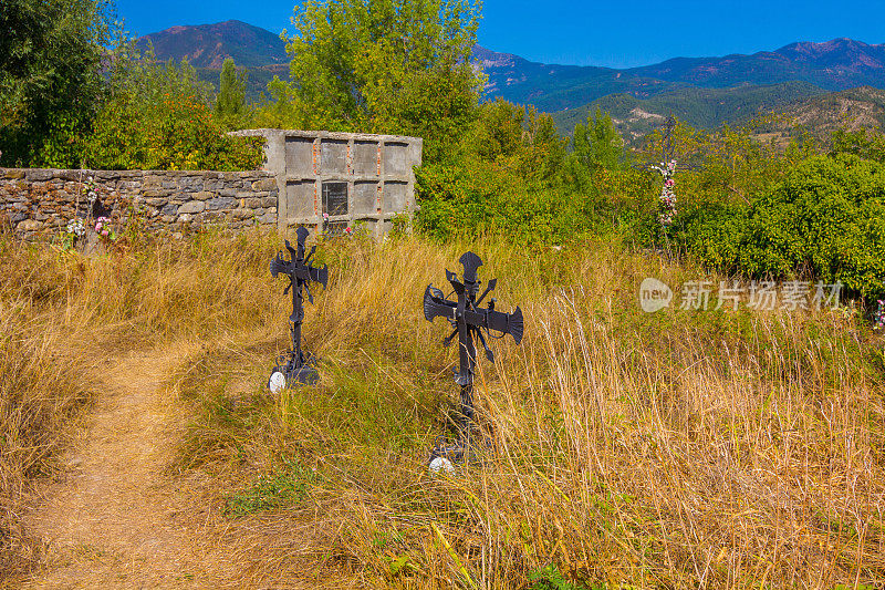 有锻铁十字架的废弃墓地