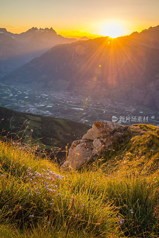 山顶日落在瑞士阿尔卑斯山。