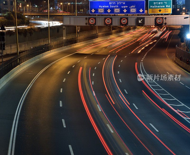 夜里一条公路，长时间暴露