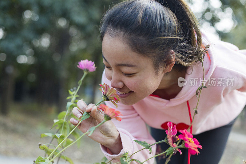 漂亮女人闻花的照片