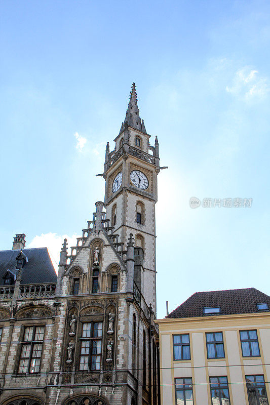高角度视角的钟楼在根特，和一些建筑