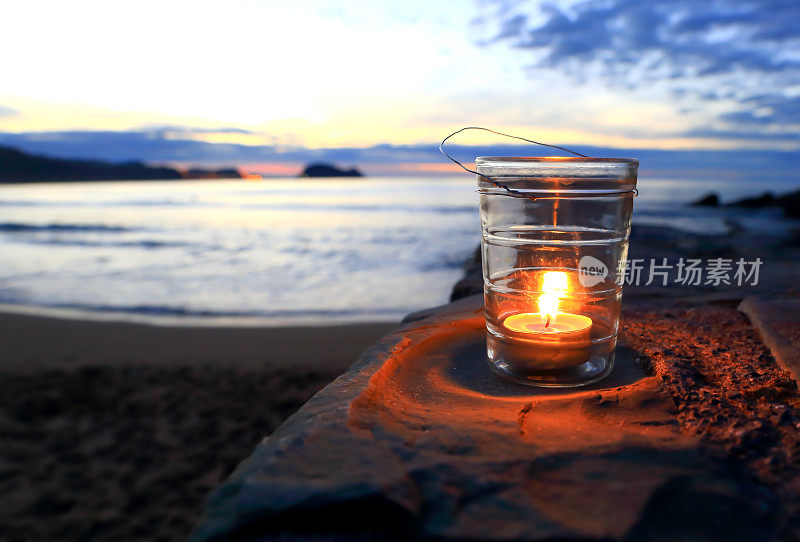 海滩上的蜡烛