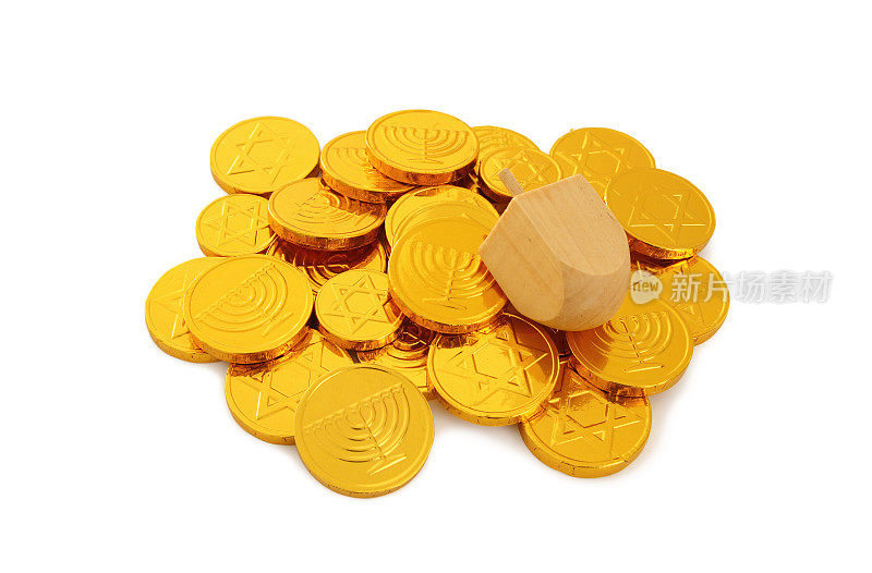 犹太节日光明节的形象与木制陀螺(旋转顶部)和黄金巧克力硬币孤立在白色