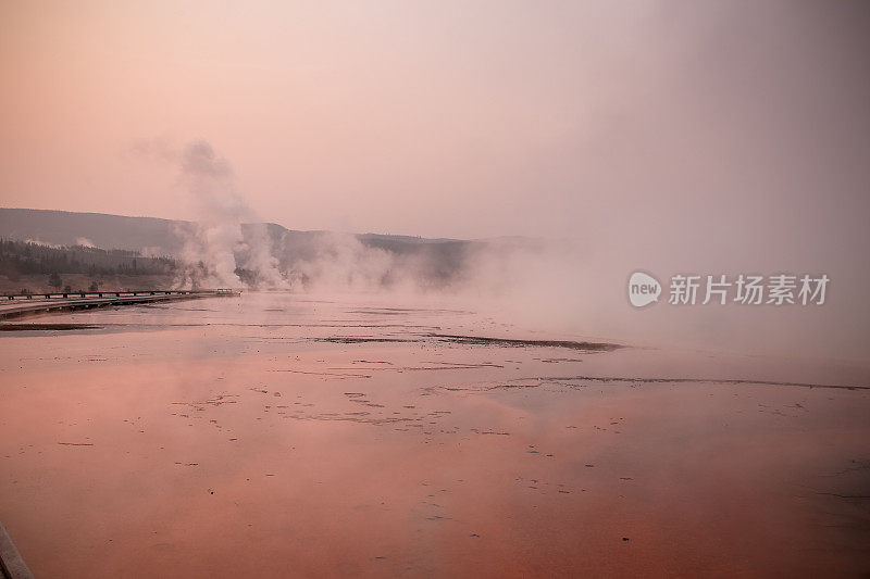 中途间歇泉盆地早晨粉红色色调，黄石国家公园，WY