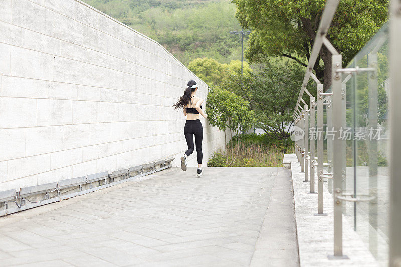 女人在城市里奔跑