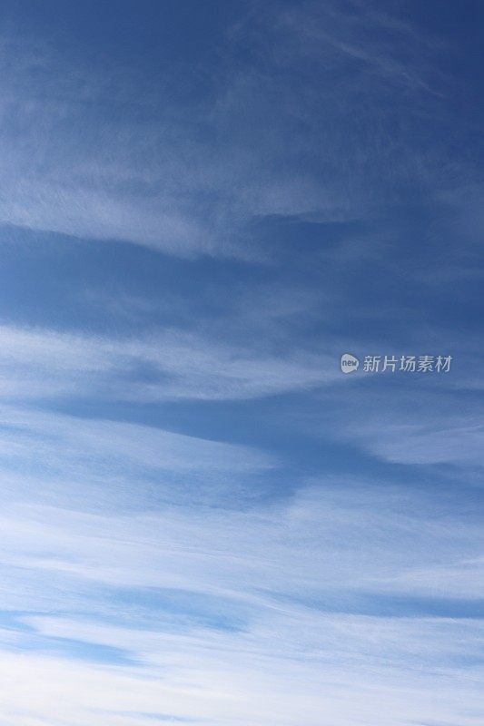 蓝天映衬下的缕缕白云特写(仅限天空)