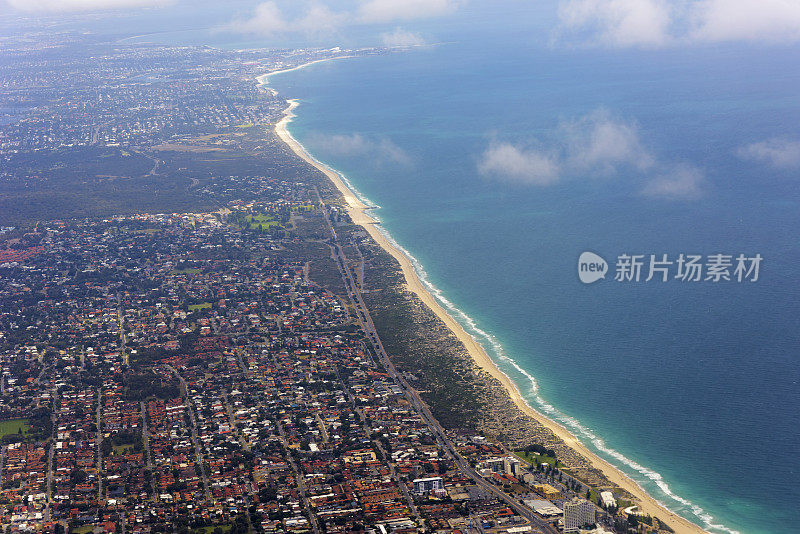 印度洋海滩和大城市的鸟瞰图。