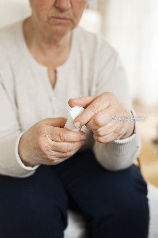 女人服用药片