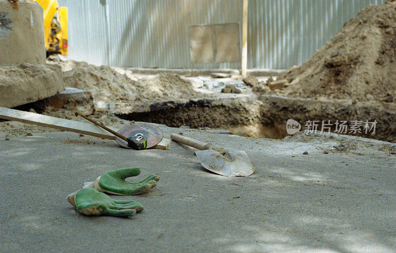 建筑设备躺在沥青上。拍摄电影