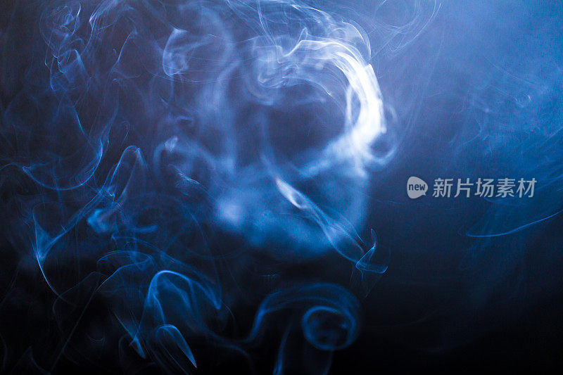 蓝色漩涡烟雾抽象接近黑色背景