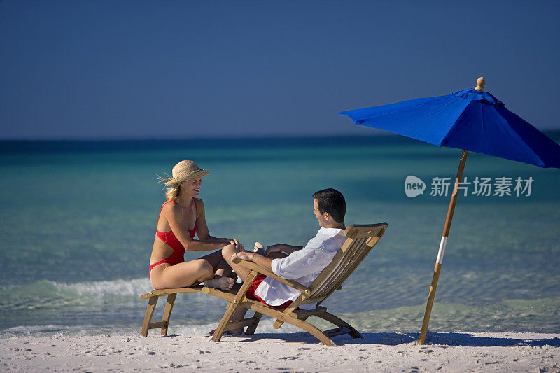 一对夫妇坐在水边聊天