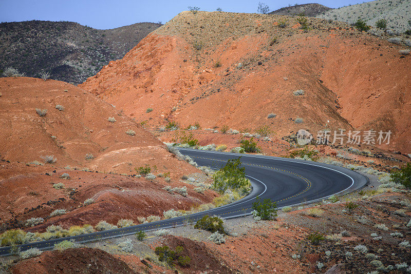 沙漠之路和红岩