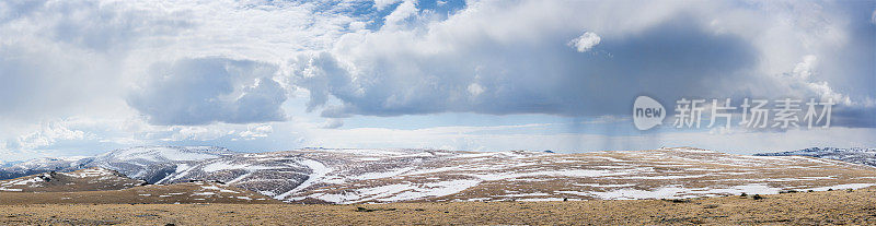 积雪盖顶的蒙古草原