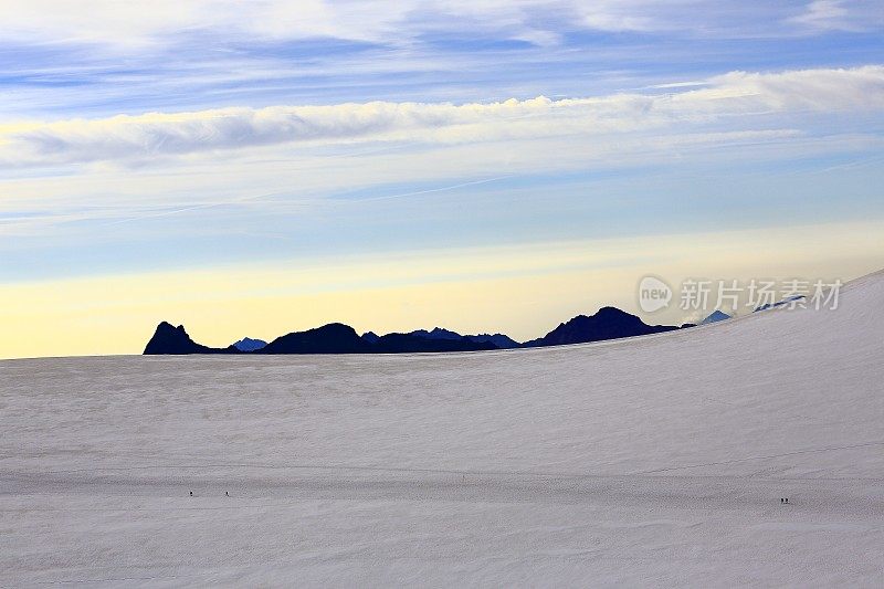 小登山家们在童话般的风景之上徒步旅行:在田园诗般的泽马特山顶，黎明时分的山谷和冰川之上，戏剧性的瑞士雪山，田园诗般的乡村，瑞士的阿尔卑斯山，瓦莱