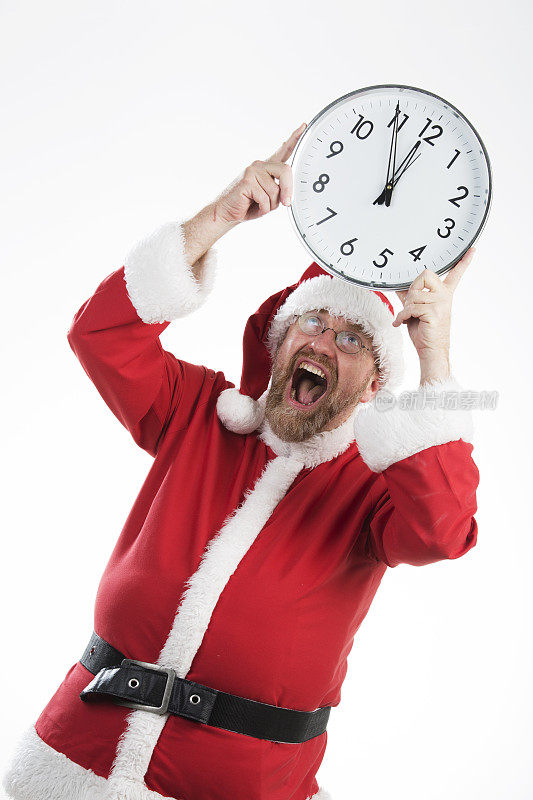圣诞老人拿着一个时钟，时间是五点差十二点