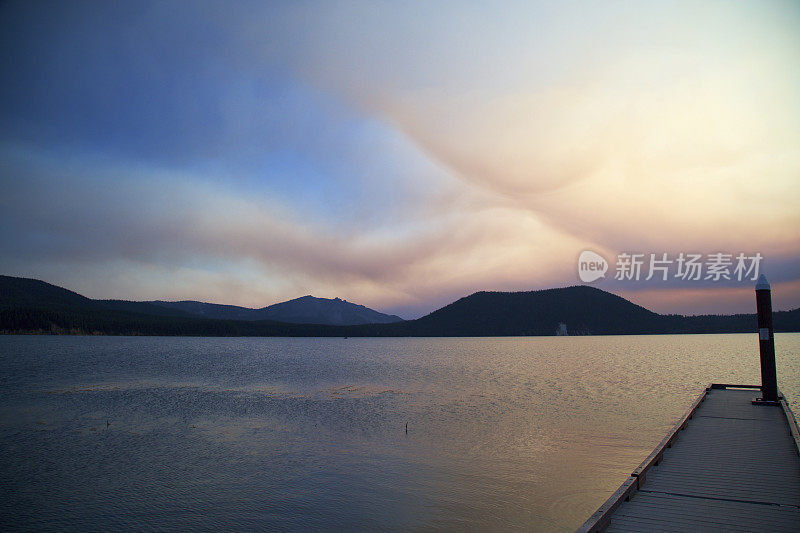 纽伯里火山口东湖上烟雾缭绕的日落