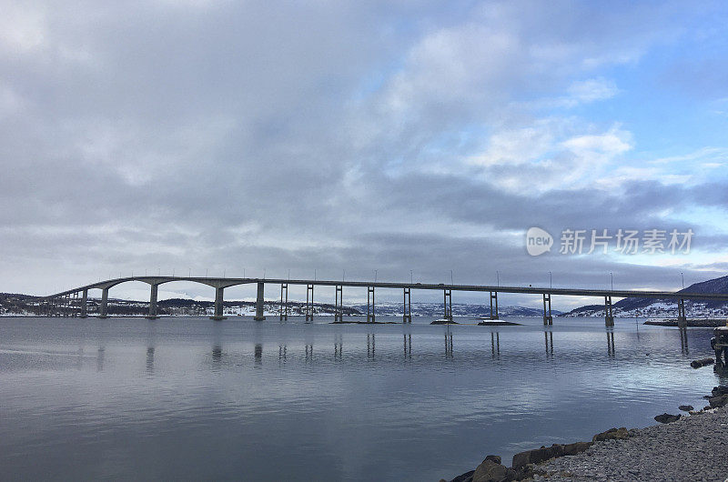 挪威北部的Gisund桥，从芬兰人镇到Senja岛上的Silsand村