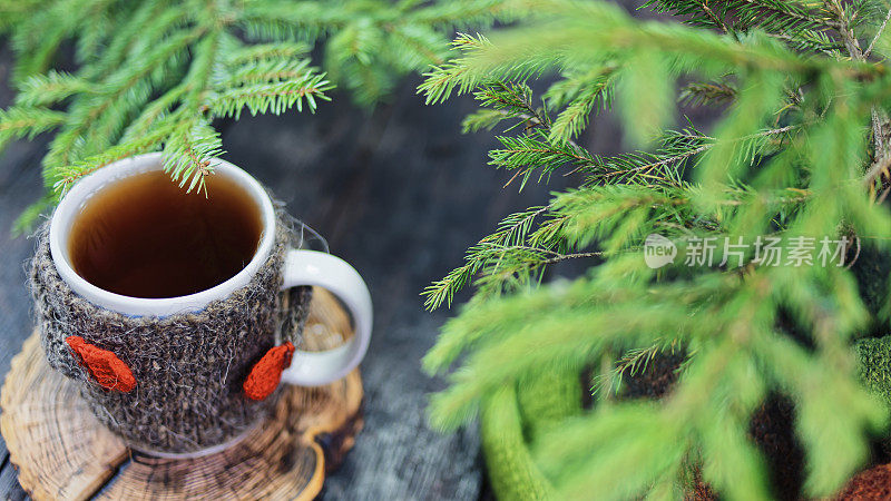 圣诞树下的茶