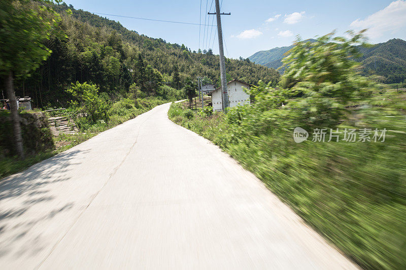 阳光灿烂的日子里的水泥路