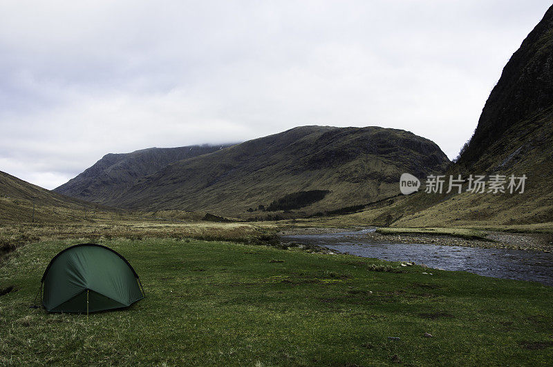 在苏格兰的一个峡谷中搭起的小帐篷