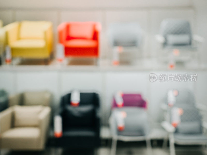 抽象模糊:色彩丰富的沙发和家具椅子与价格标签在家具店背景