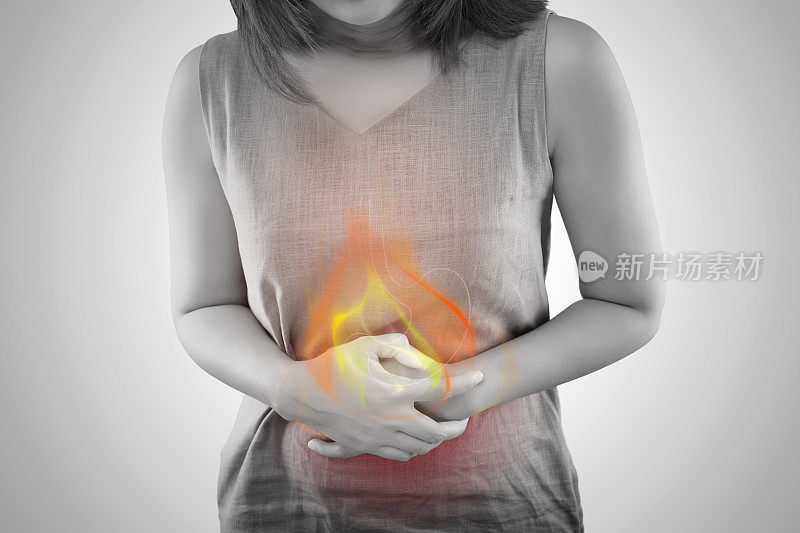 火的照片是在女人的身体上。人们的胃痛问题概念。女性解剖