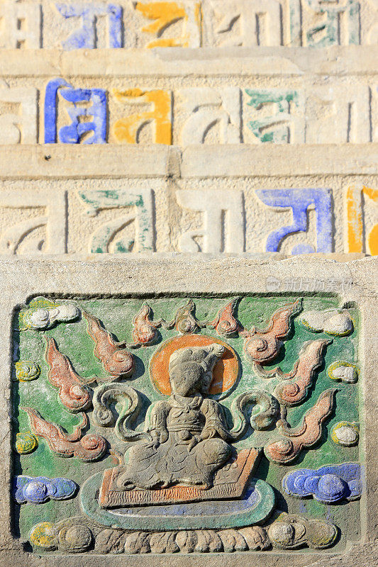 佛经和浮雕在一座寺庙的岩石上，特写照片