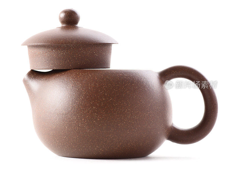 中国茶道用棕泥茶壶孤立在白色背景上
