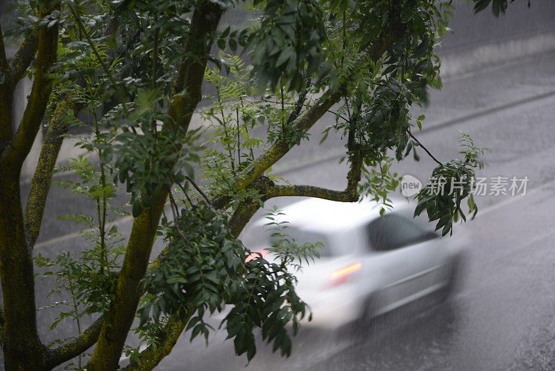 倾盆大雨时汽车在路上行驶