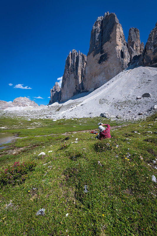 年长徒步者拍摄在Dolomites，欧洲阿尔卑斯，意大利拉瓦雷多丘的北侧