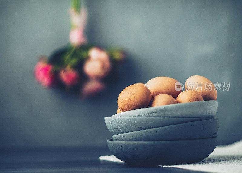 一堆灰色的碗里放着有机散养鸡蛋