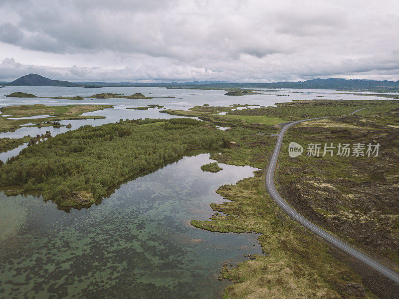 鸟瞰图的Myvatn地区在冰岛，沼泽，湖泊和道路