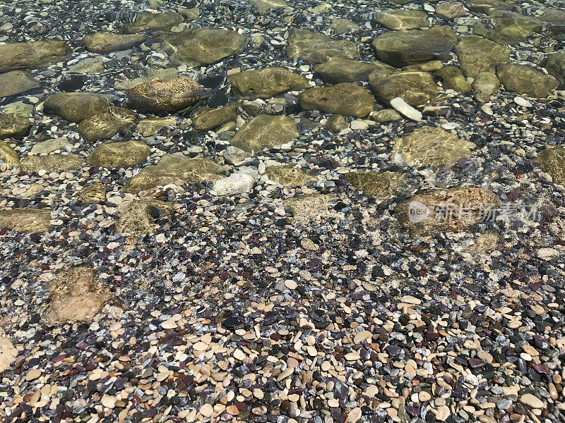 水晶海中的鹅卵石