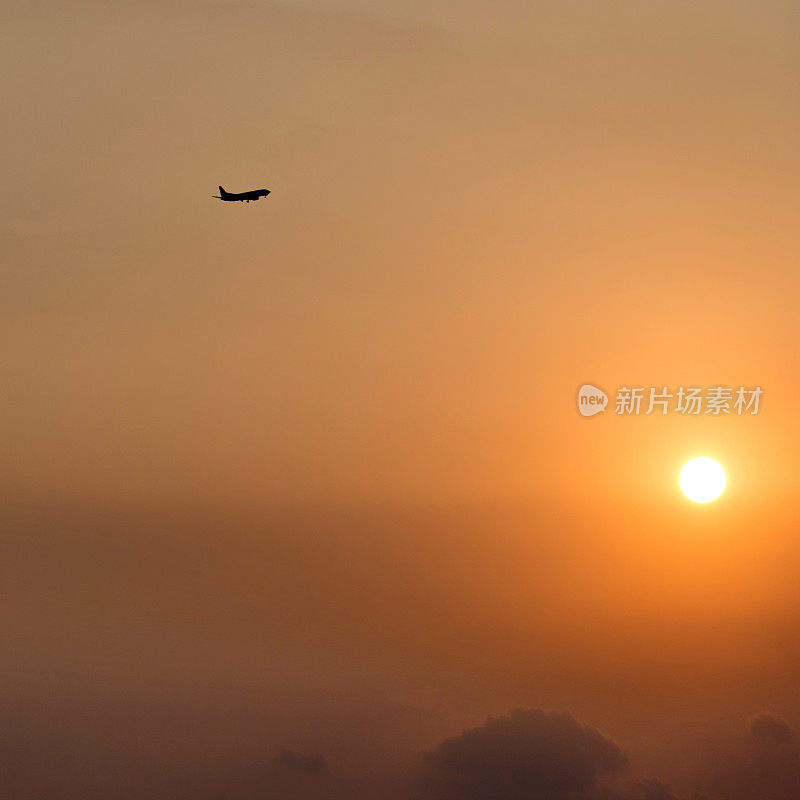 飞机在夕阳中飞行