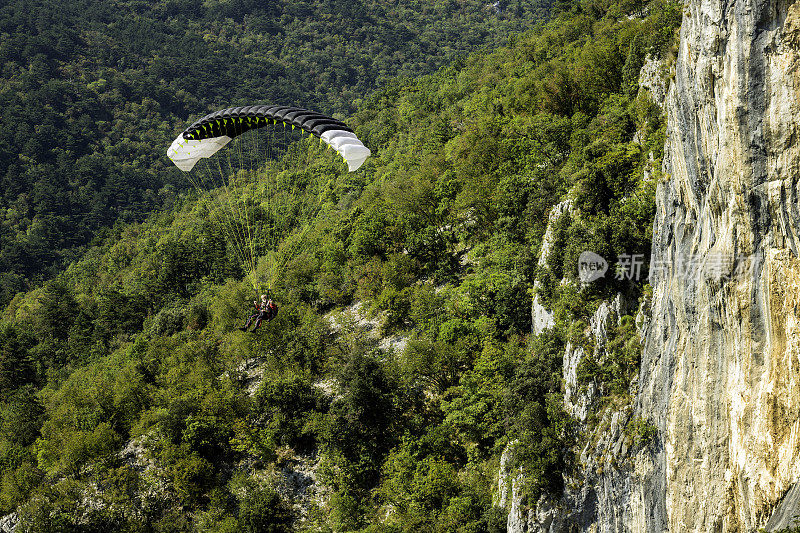 在朱利安阿尔卑斯山，Primorska地区在斯洛文尼亚，欧洲的年长男子灰色长胡子滑翔伞