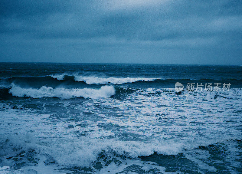 暴风雨的寒冷的海域