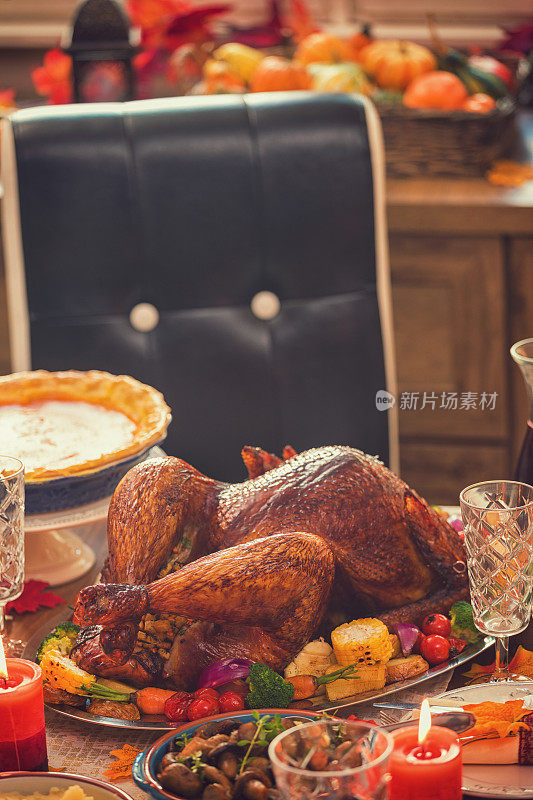 感恩节的传统填料火鸡配菜