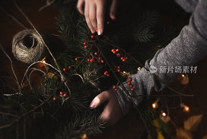 少女在做圣诞花环